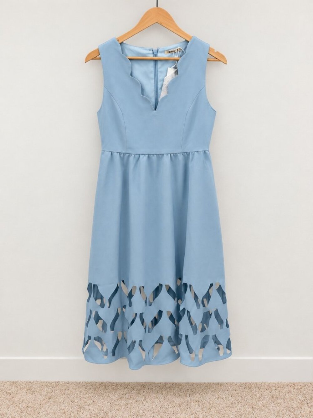 FEHAUTE Light Blue Scalloped V-Neck Laser Cut Midi Dress Belted US 4 NWT